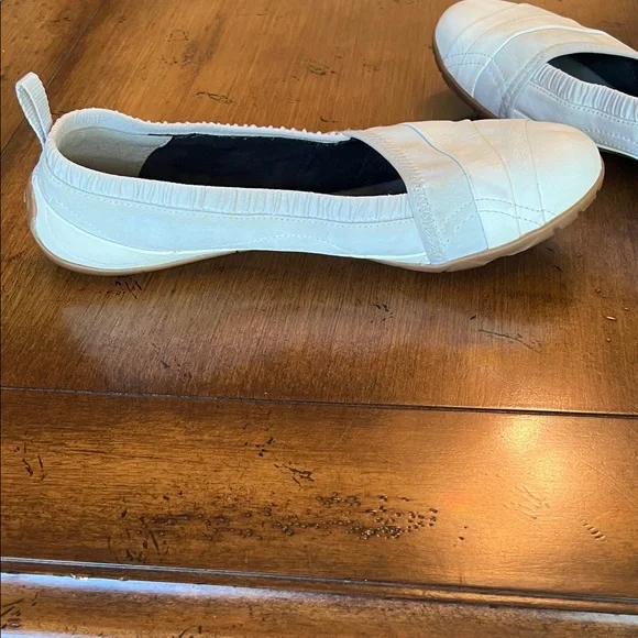 Merrell Women's Beige Slip-On Flats - Picture 5 of 7